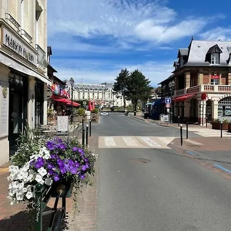 Апартаменты Cosy Avenue De La